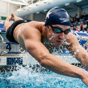 Why do elite sprinters hold their breath in the 50 free? Vince Le explains the mechanics and reviews the best dive-proof goggles for 2026 racing.